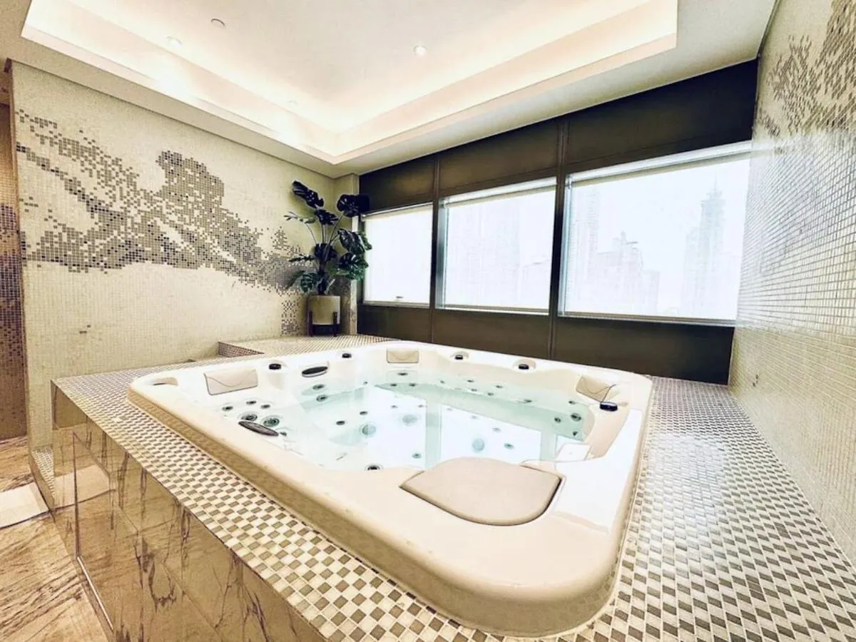Dive Into Luxury With Infinity Pool & Burj Khalifa Apartment Dubai 0*,